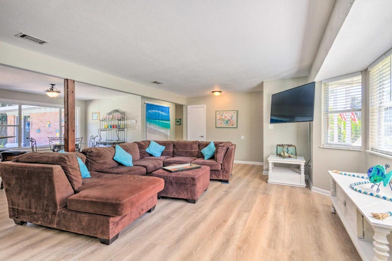 Family With Private Pool And Fenced Yard! *