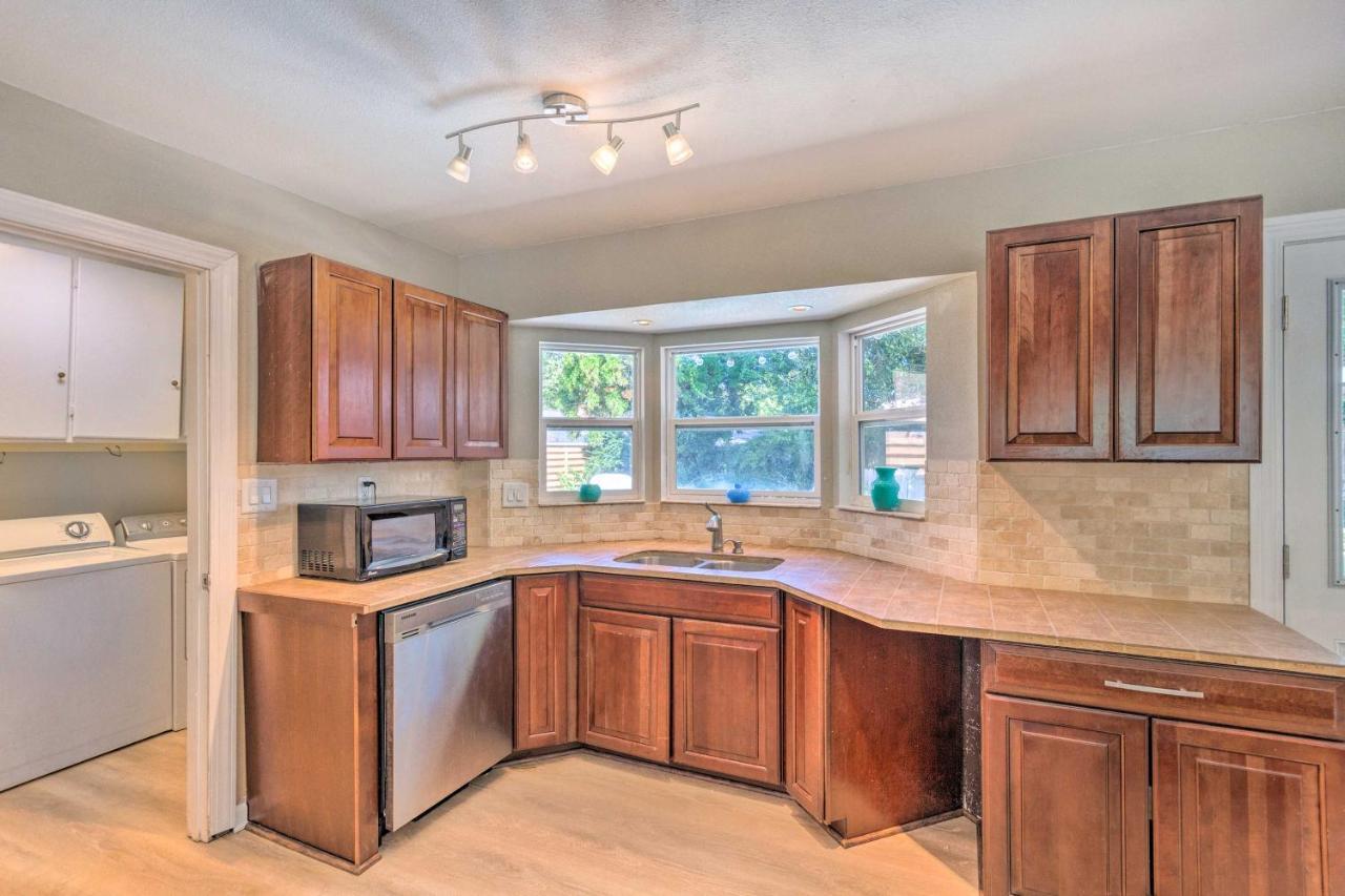 Family With Private Pool And Fenced Yard! *