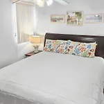 Is9-Cozy Upstairs Beachfront Condo - King Beds