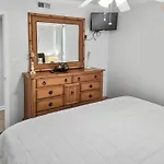 Is9-Cozy Upstairs Beachfront Condo - King Beds