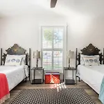 Paradise Living-Pool, Sauna, Grill, 5 Bedrooms!