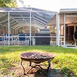 Paradise Living-Pool, Sauna, Grill, 5 Bedrooms!