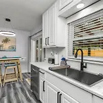 Memorial House - Ping Pong, Grill, Arcade, Beach!