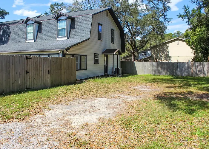Family-Friendly Duplex 6 Mi To Fort Walton Beach!