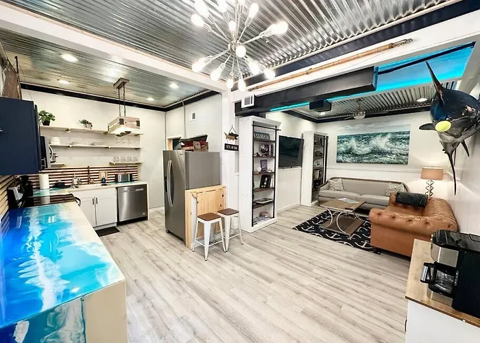 Livin Right Sail Loft: Pickleball, Basketball, Close 2 The Fun!