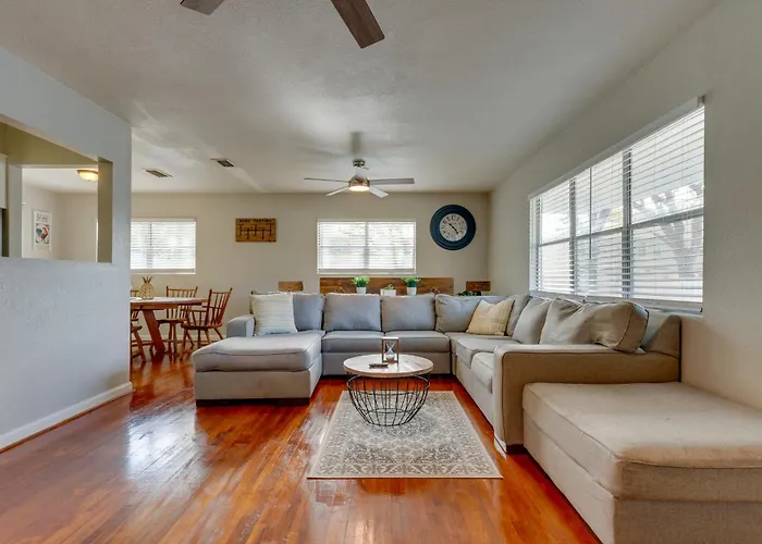Sunny Fort Walton Beach Vacation Rental With Yard!