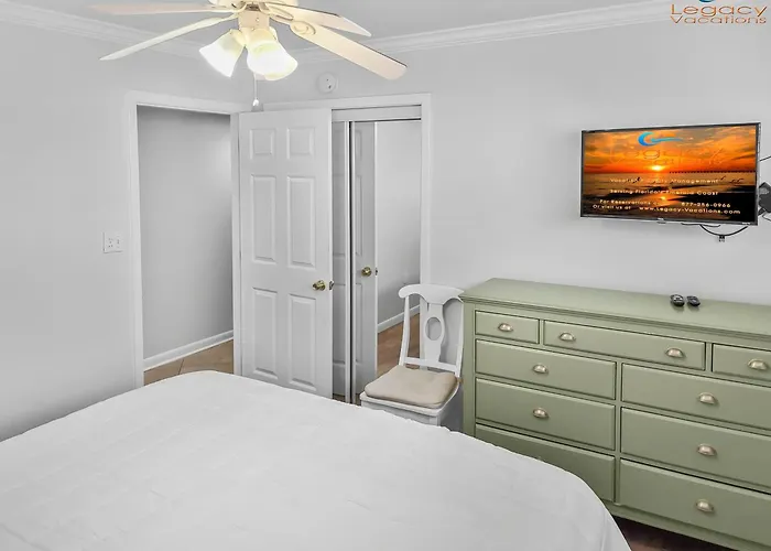 Is9-Cozy Upstairs Beachfront Condo - King Beds