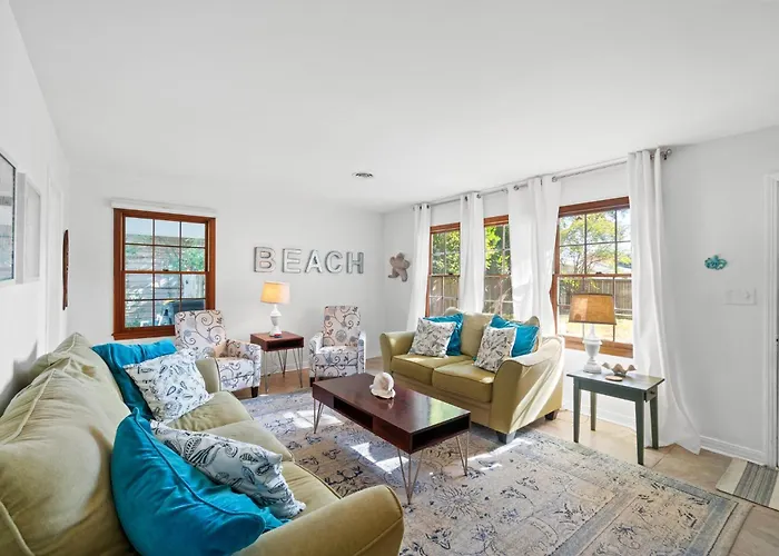Little Beach House, Single Family Home, Sleeps 8, Free Activities Included!