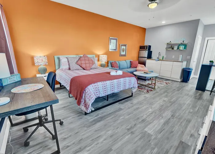 Coral Reef Beautifully Decorated And Close 2 Bch