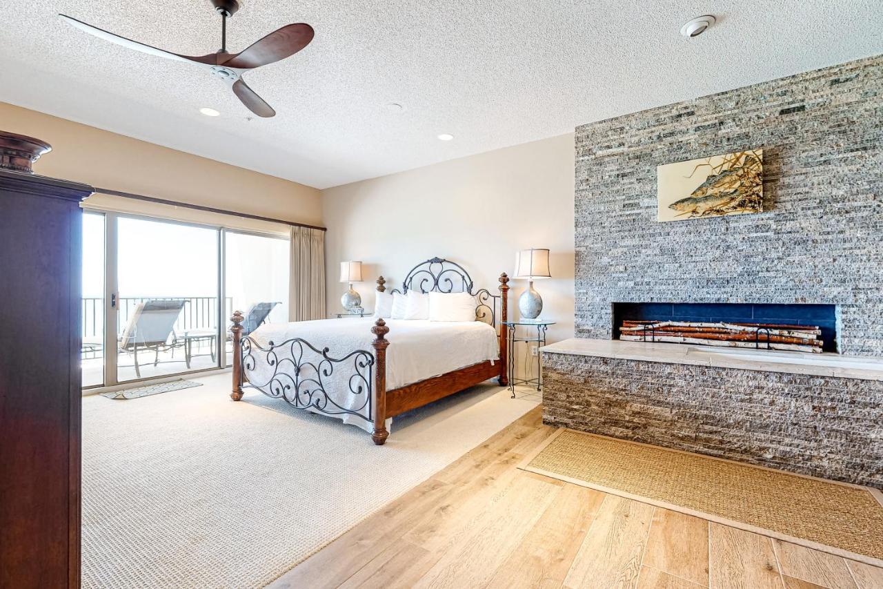 Emerald Towers West Penthouse 6002 *