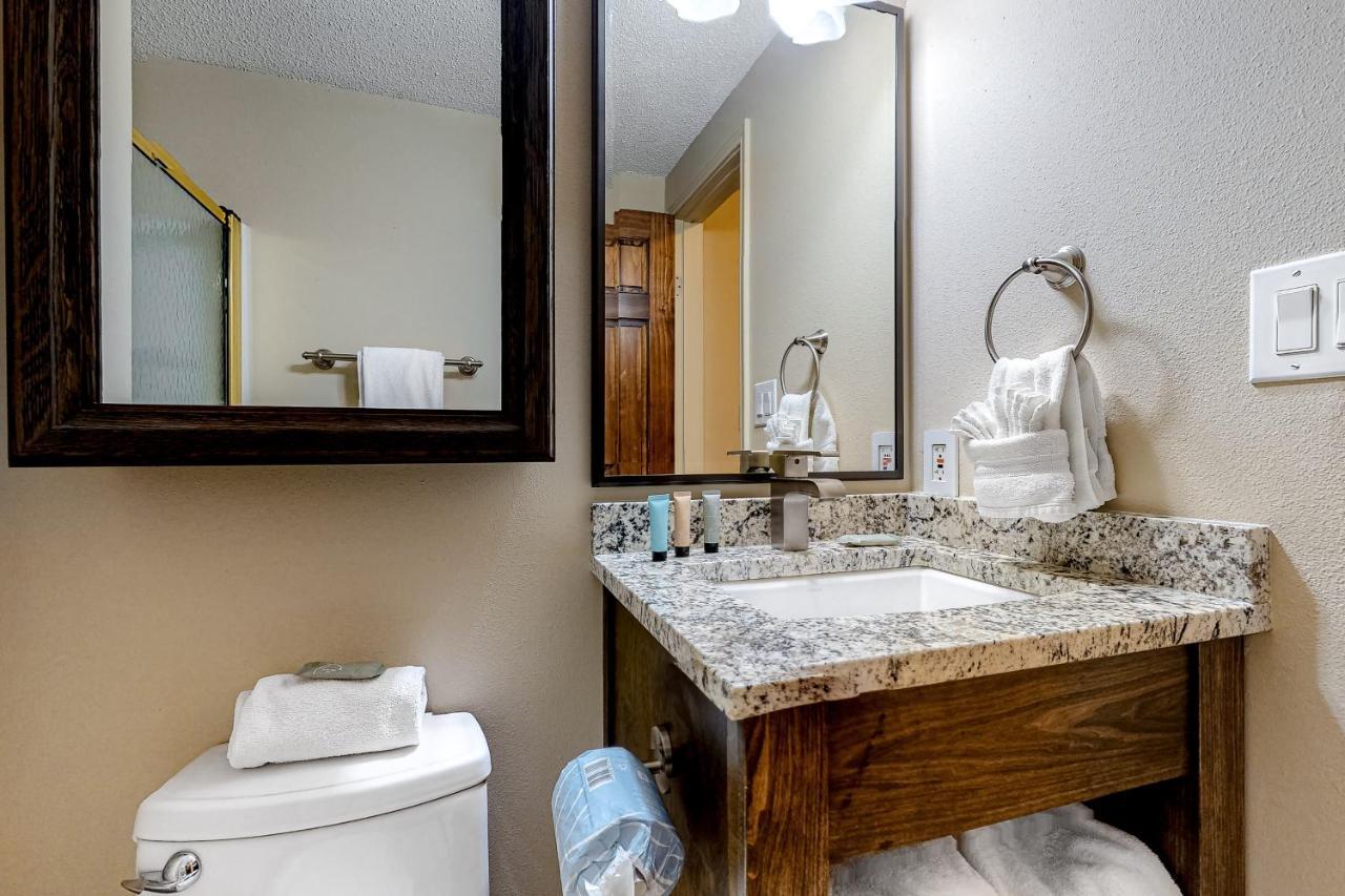 Emerald Towers West Penthouse 6002