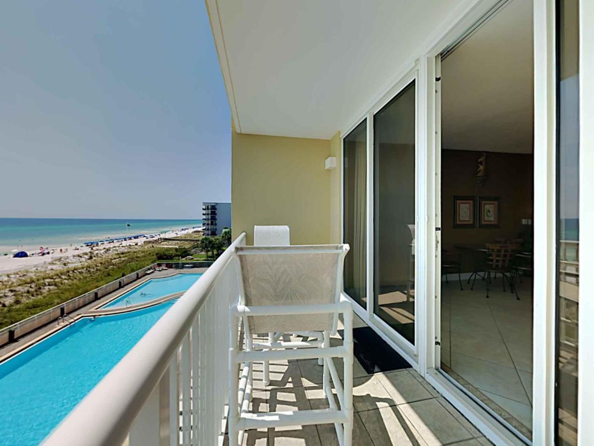 In Walton With Heated Swimming Pool, Outdoor Swimming Pool And 1 Bedrooms Apartment *
