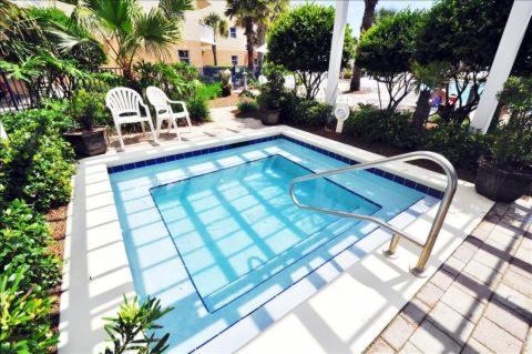 Incredible Poolside Waterscape A108 Courtyard Walk-out Apartment Fort Walton Beach