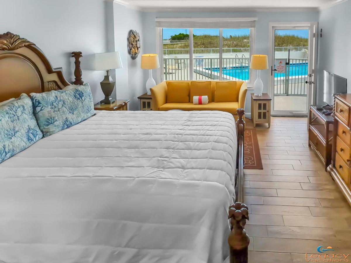 Cozy Little Beachfront Studio - Walk Out Your Back Door To The Beach! Apartment