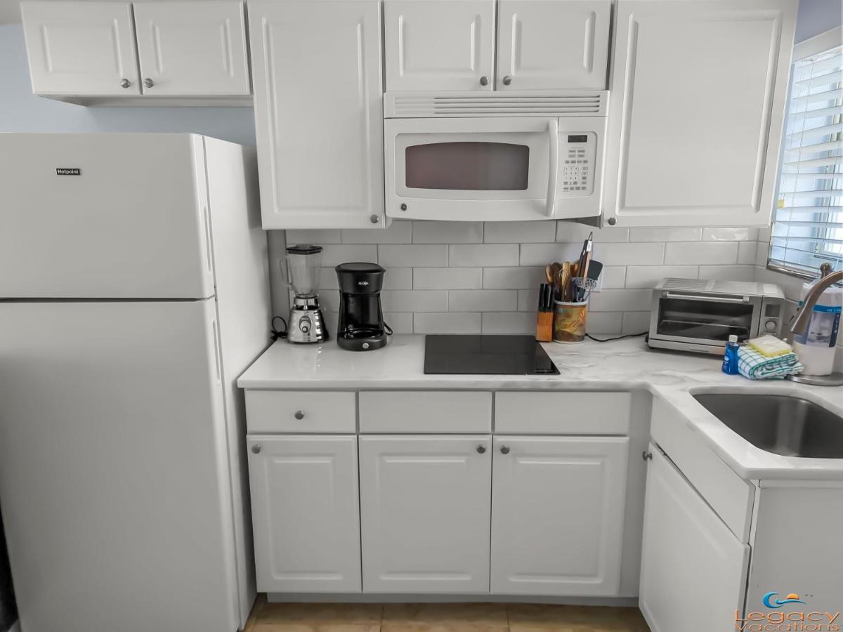 Cozy Little Beachfront Studio - Walk Out Your Back Door To The Beach! Apartment *
