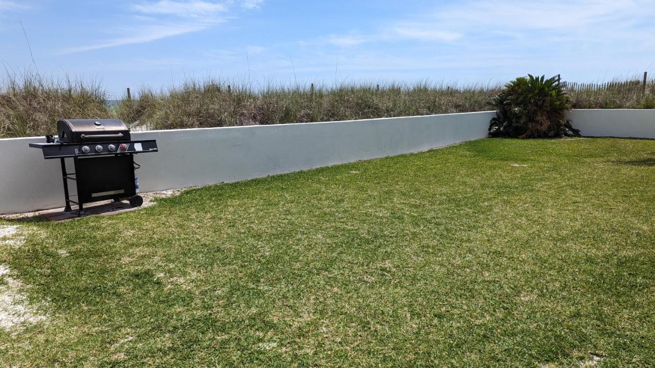 Cozy Little Beachfront Studio - Walk Out Your Back Door To The Beach! Apartment