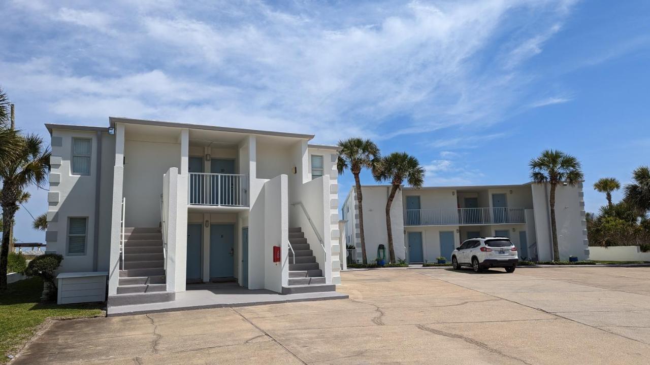 Cozy Little Beachfront Studio - Walk Out Your Back Door To The Beach! Apartment