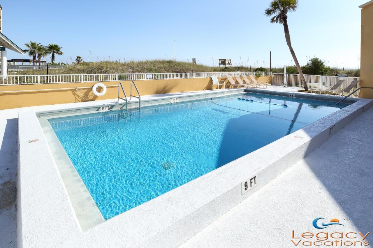 Cozy Little Beachfront Studio - Walk Out Your Back Door To The Beach! Apartment