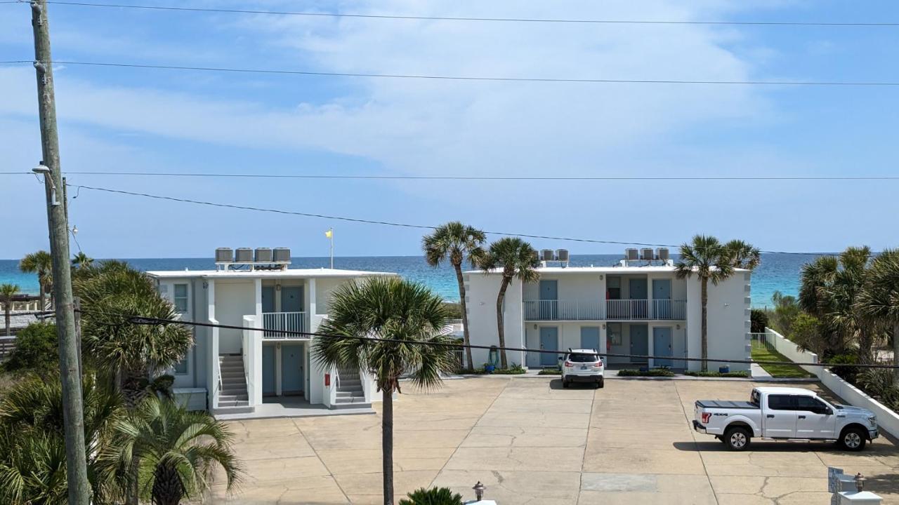 Cozy Little Beachfront Studio - Walk Out Your Back Door To The Beach! Apartment