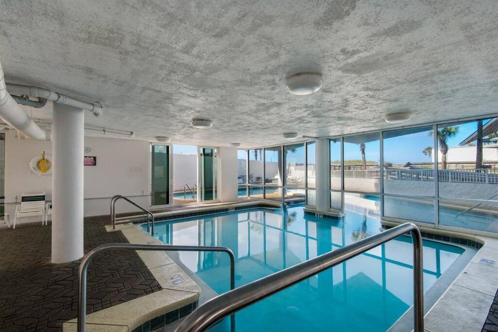 Balcony View! Heated Pool! Holiday home *