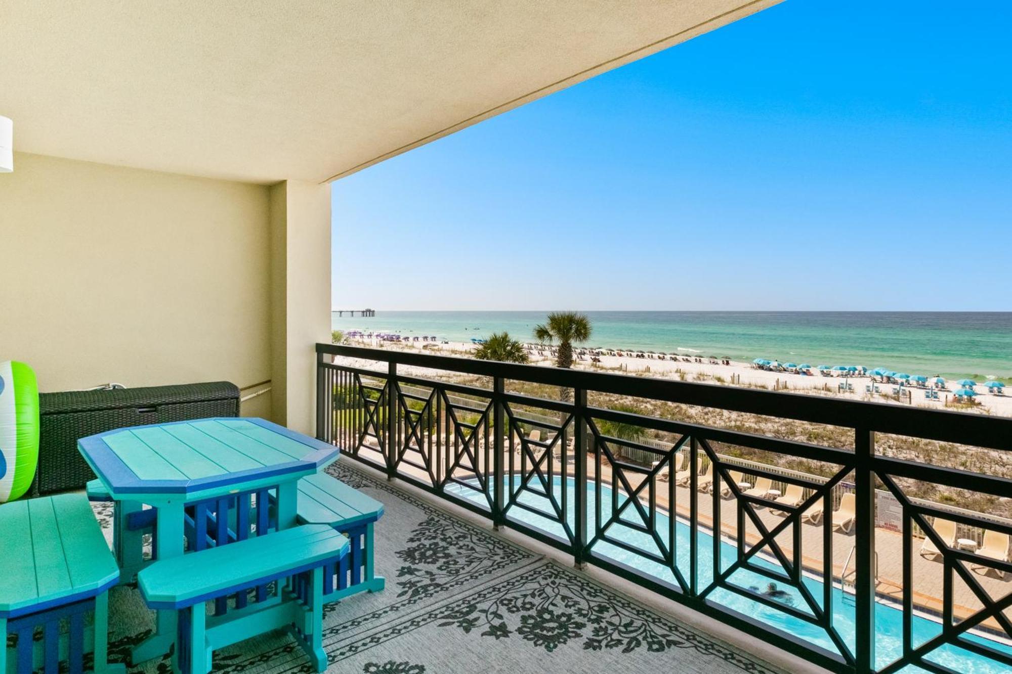 Azure Apartment *