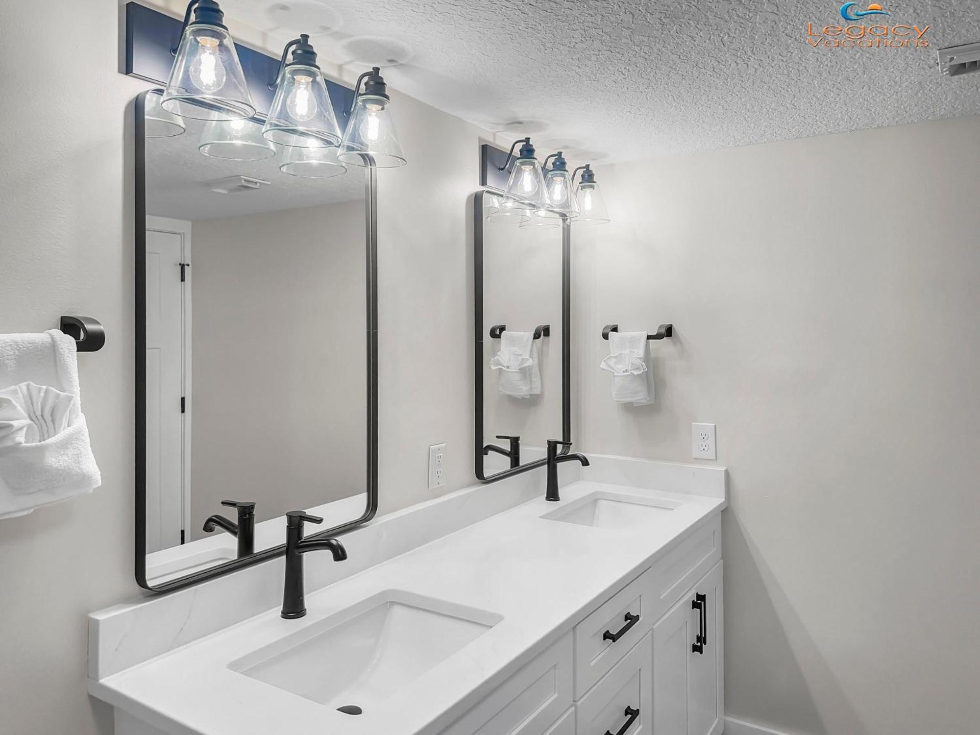 New Remodel - And Pool Access From Balcony! Apartment *