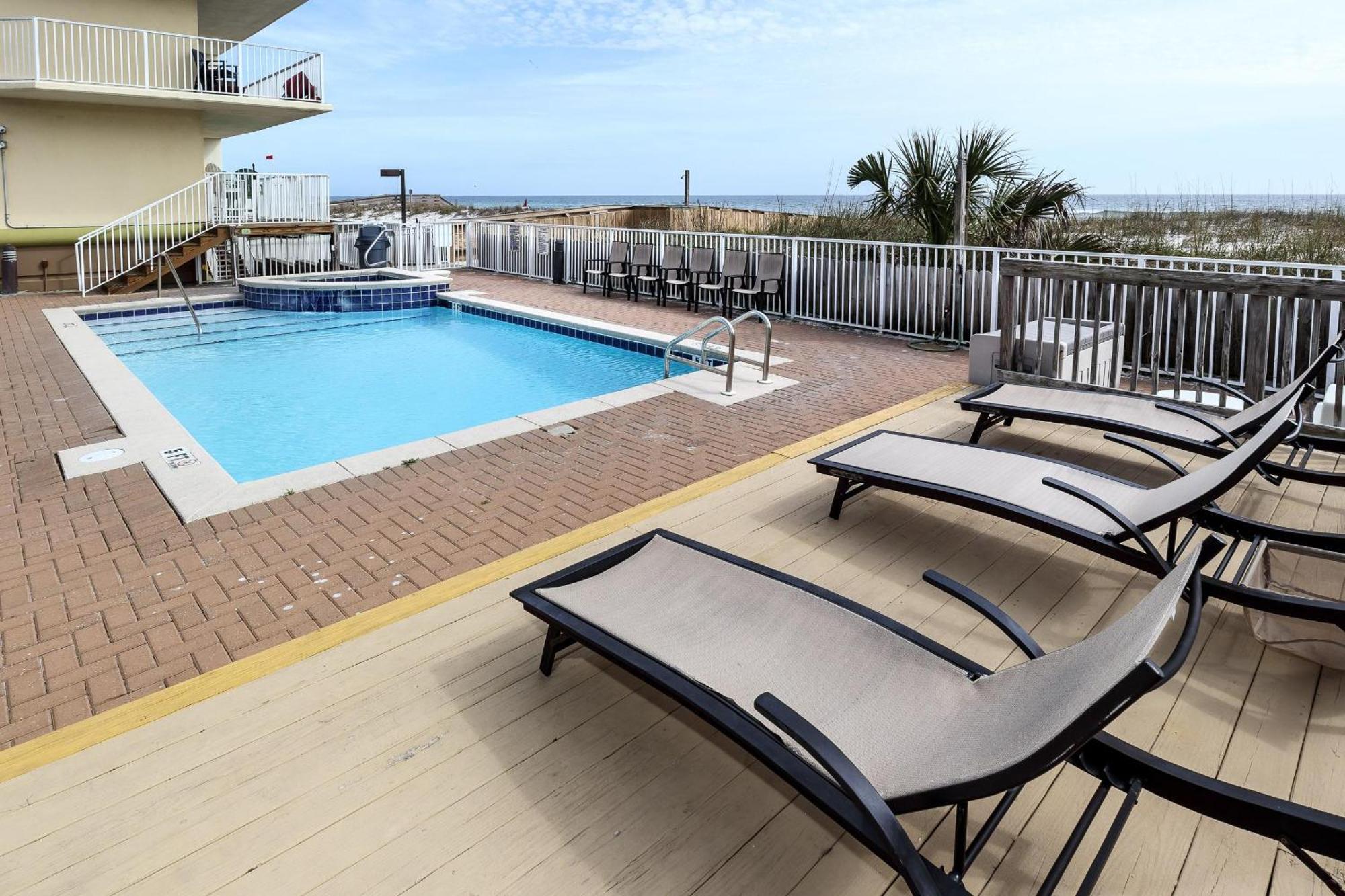 Apartment New Remodel - And Pool Access From Balcony! *