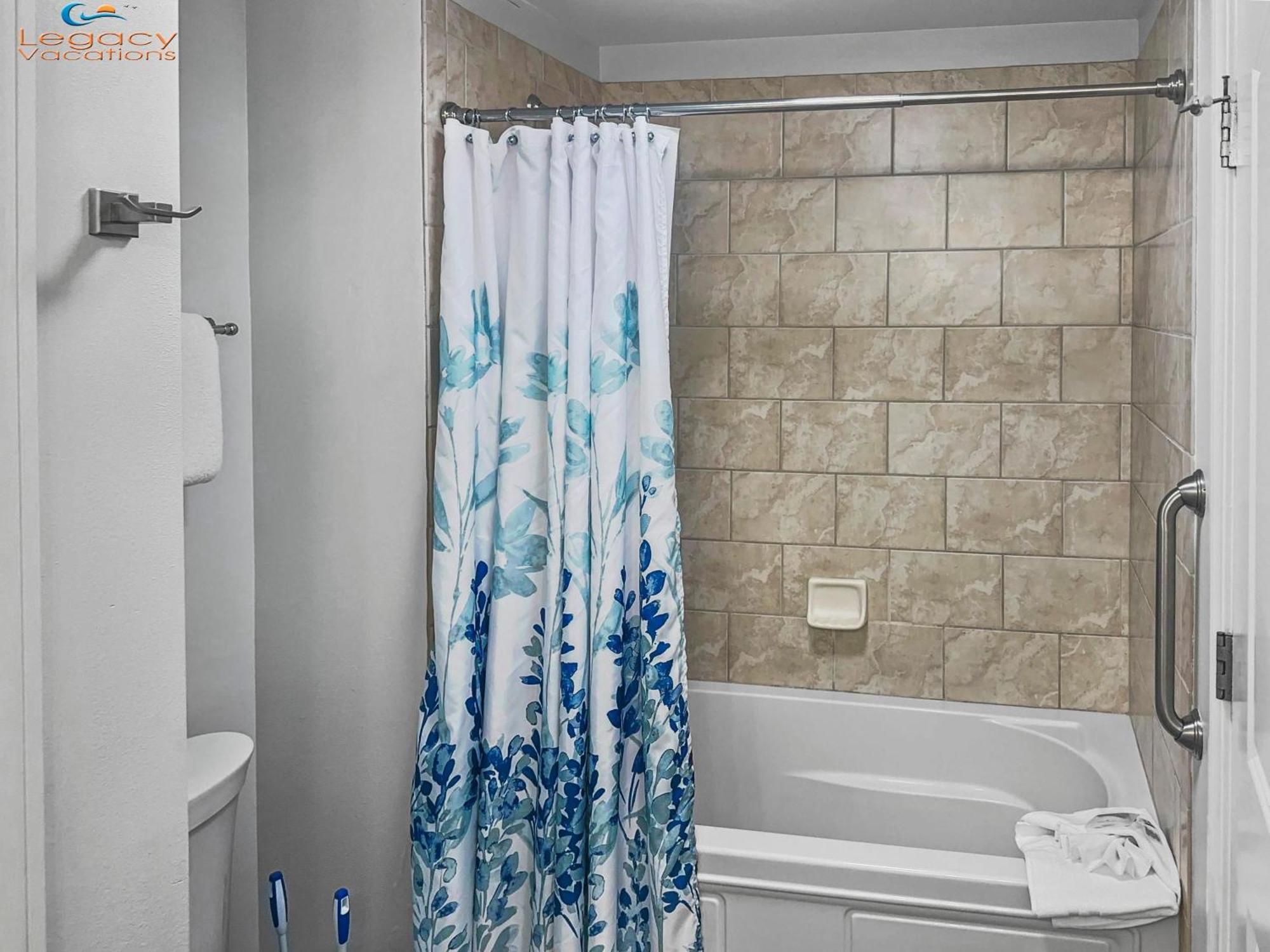 Apartment Az 102- 4bd Gulf Front Condo-3 Kings -1 Queen Bed!