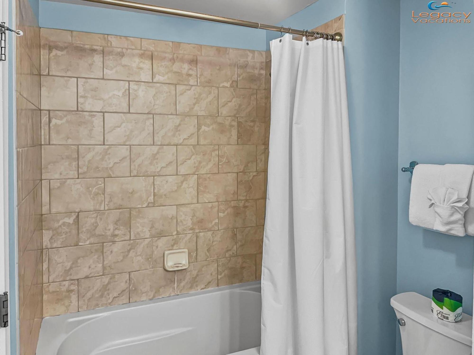 Az 115 - Beautiful Poolside 4 Bd Beachfront Apartment *