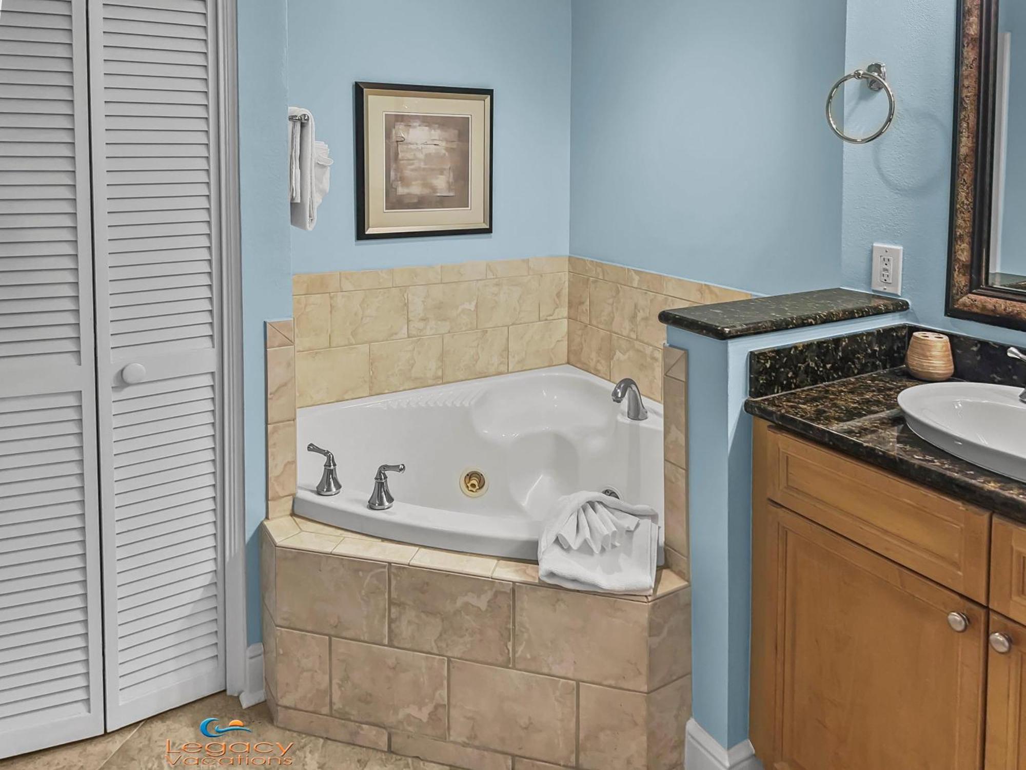 Az 115 - Beautiful Poolside 4 Bd Beachfront Apartment
