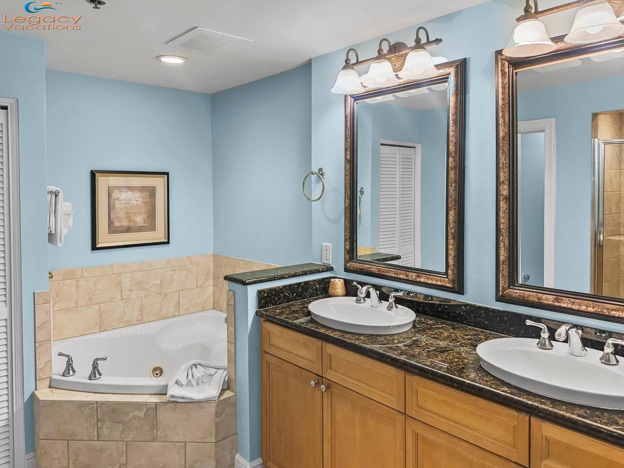 Az 115 - Beautiful Poolside 4 Bd Beachfront *