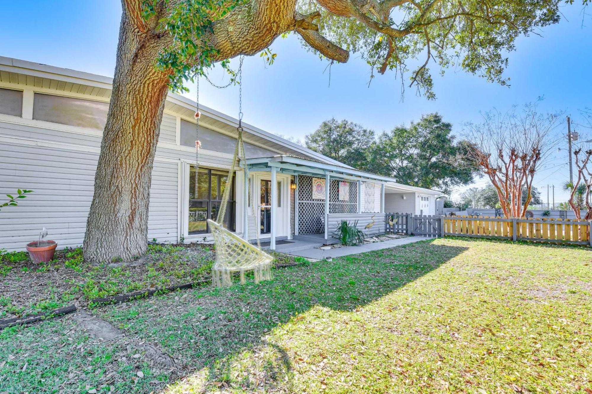 Walton With Shared Pool - 2 Mi To Beach!