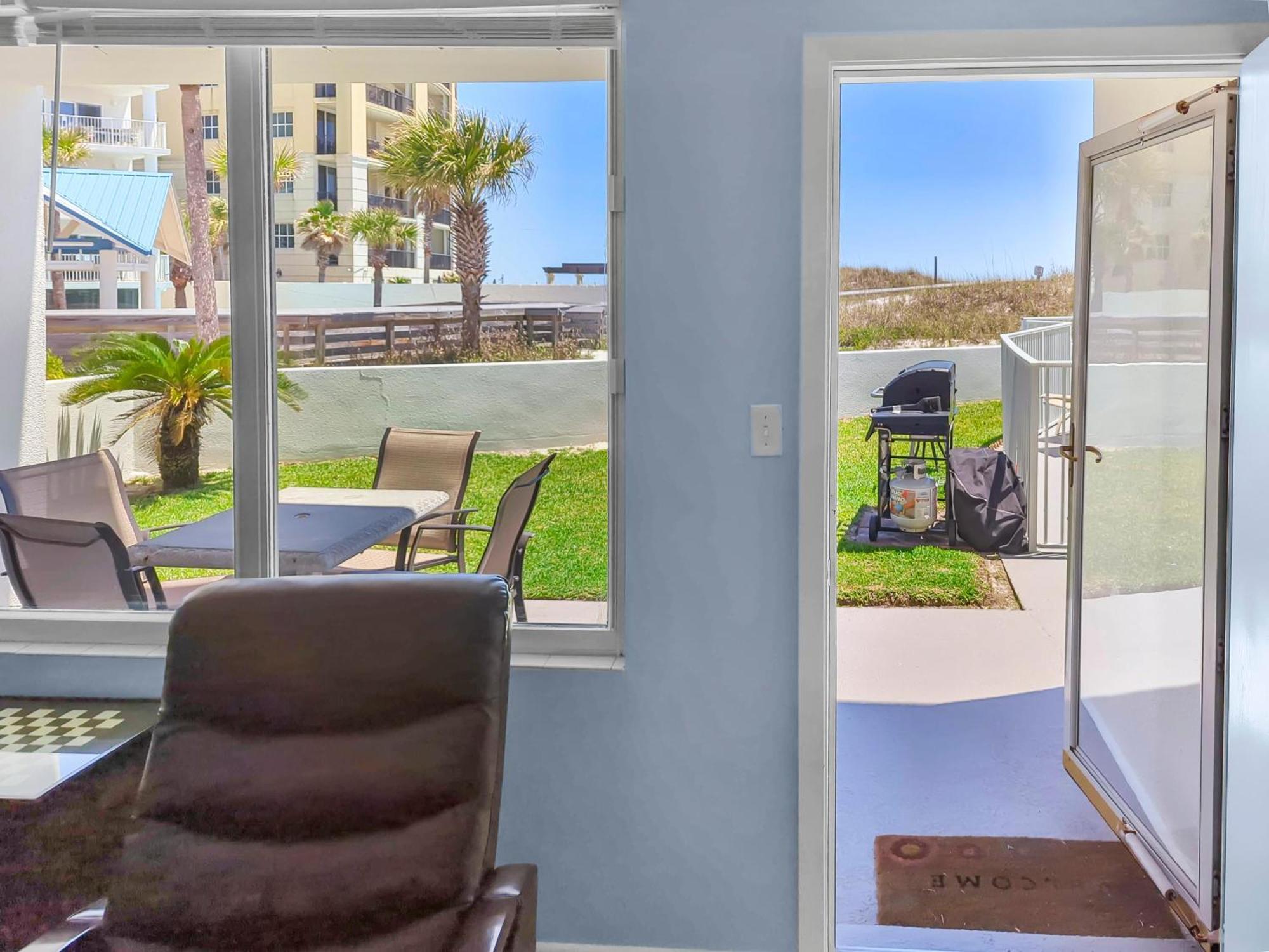 Is7-cozy 2 Bed Beachfront-walk Out To The Beach!