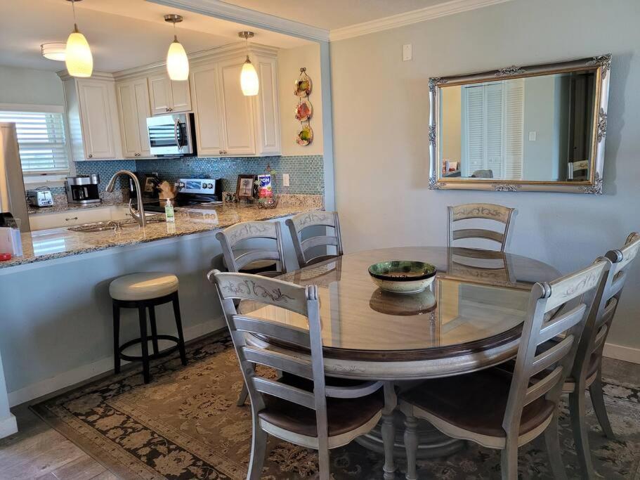On Okaloosa Island Emerald Isle 6th Floor 2 Bedrooms And Bed
