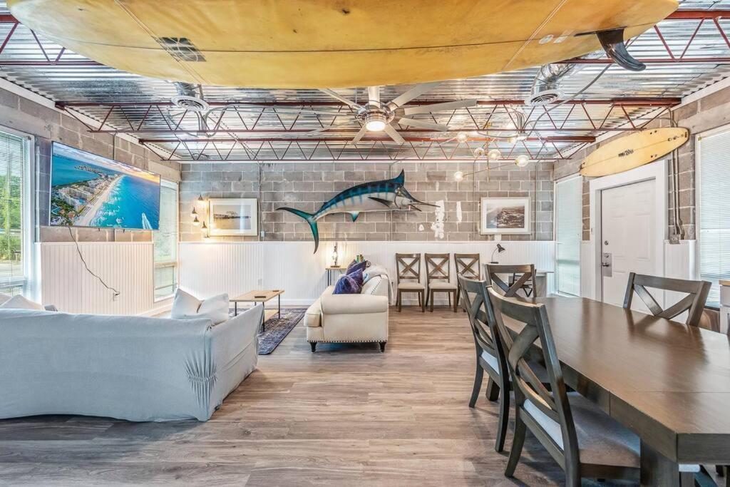 Livin Right Surf Loft: Pickleball, Basketball, Close To The Fun Apartment