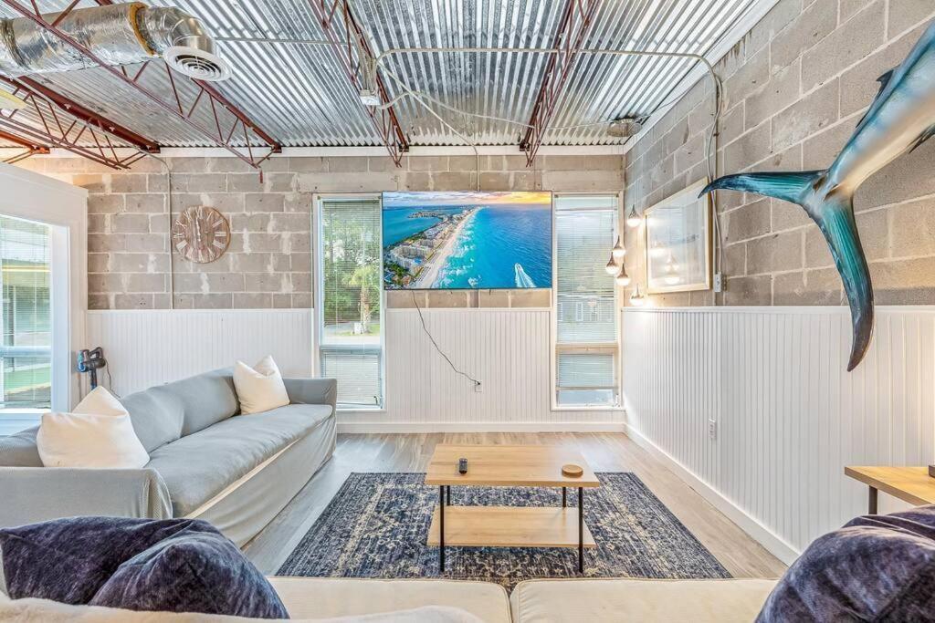 Apartment Livin Right Surf Loft: Pickleball, Basketball, Close To The Fun *
