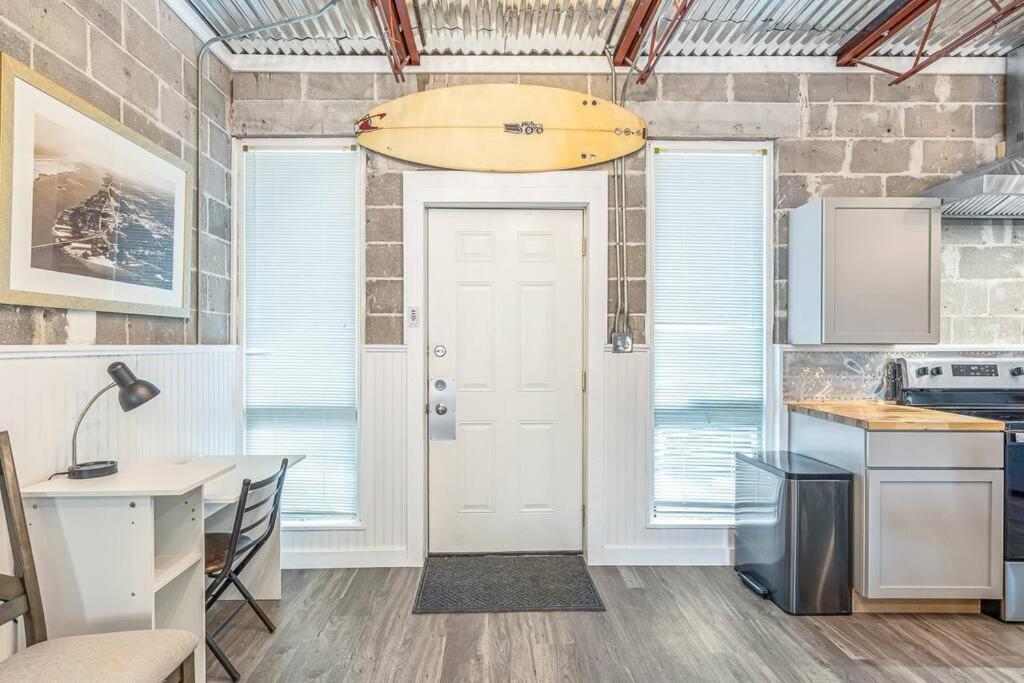 Apartment Livin Right Surf Loft: Pickleball, Basketball, Close To The Fun Fort Walton Beach