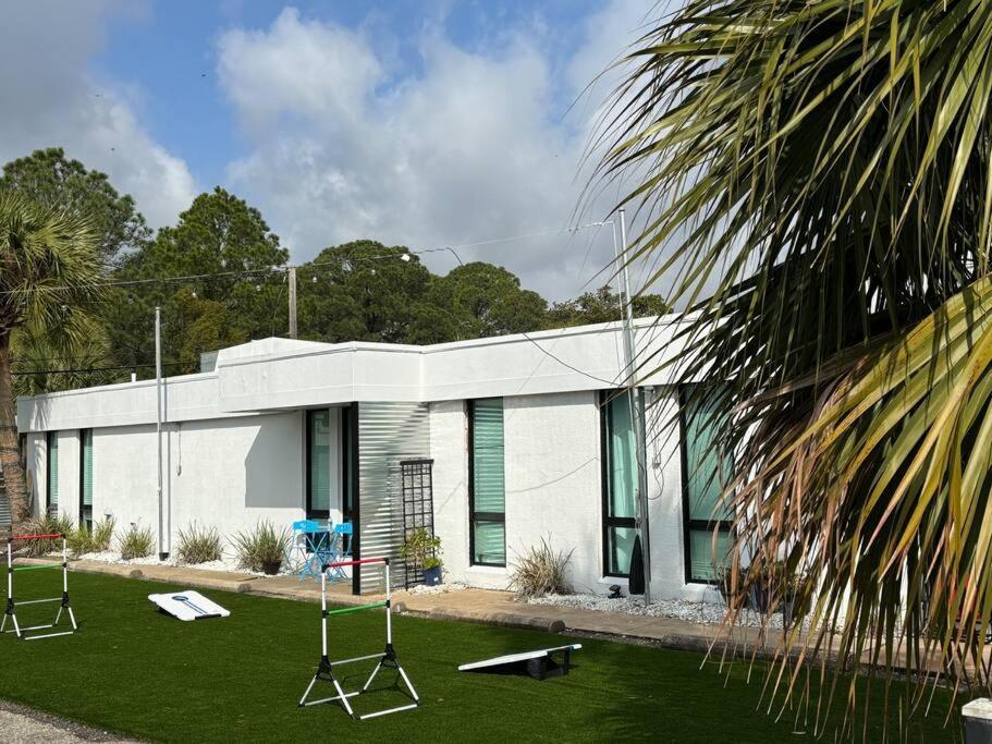 Livin Right Surf Loft: Pickleball, Basketball, Close To The Fun Apartment Fort Walton Beach