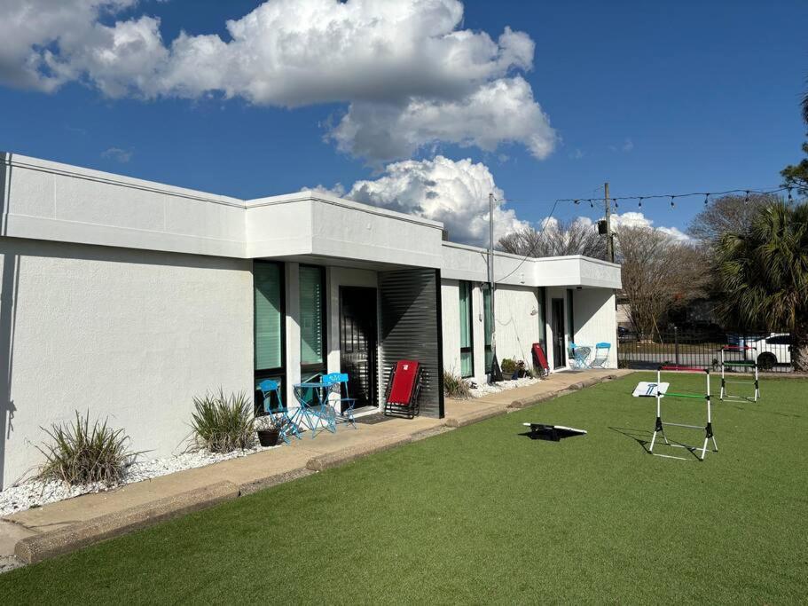 Apartment Livin Right Surf Loft: Pickleball, Basketball, Close To The Fun