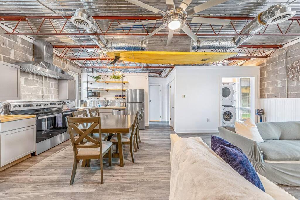 Apartment Livin Right Surf Loft: Pickleball, Basketball, Close To The Fun *