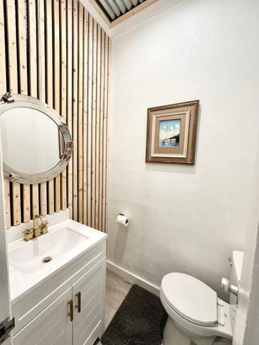 Apartment Livin Right Sail Loft: Pickleball, Basketball, Close 2 The Fun! Fort Walton Beach