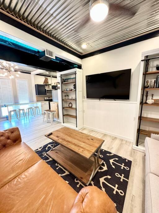 Apartment Livin Right Sail Loft: Pickleball, Basketball, Close 2 The Fun!