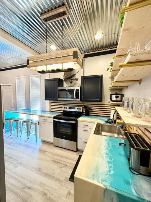 Livin Right Sail Loft: Pickleball, Basketball, Close 2 The Fun! Apartment Fort Walton Beach