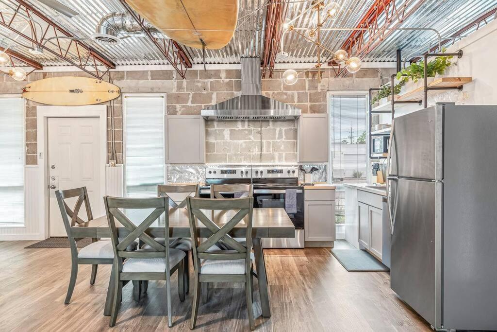 Livin Right Surf Loft: Pickleball, Basketball, Close To The Fun * Fort Walton Beach