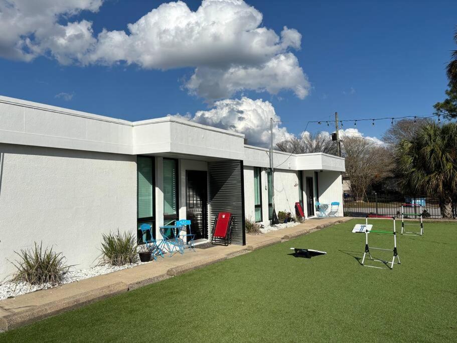Livin Right Sail Loft: Pickleball, Basketball, Close 2 The Fun! Apartment *
