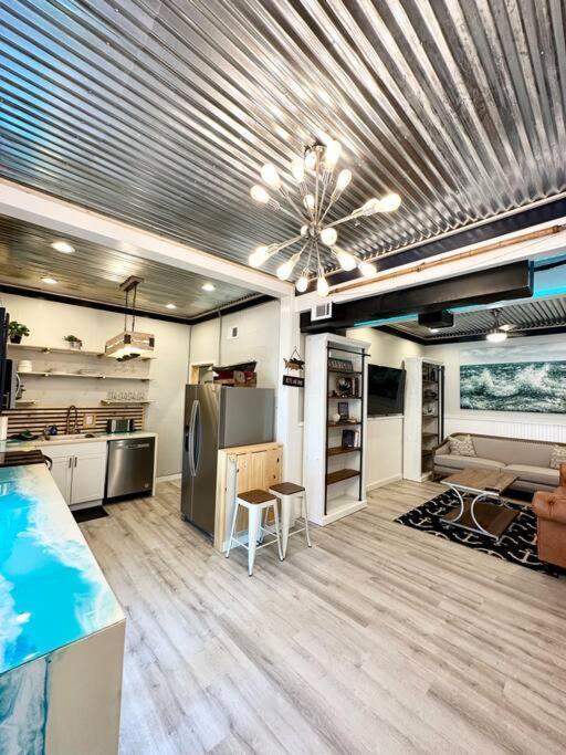 Apartment Livin Right Sail Loft: Pickleball, Basketball, Close 2 The Fun! Fort Walton Beach