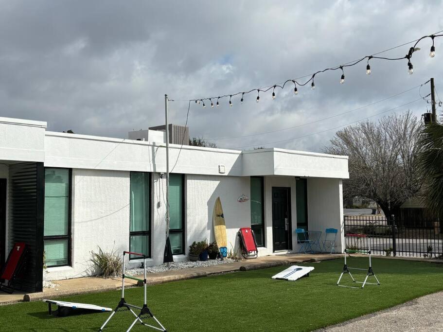 Apartment Livin Right Surf Loft: Pickleball, Basketball, Close To The Fun
