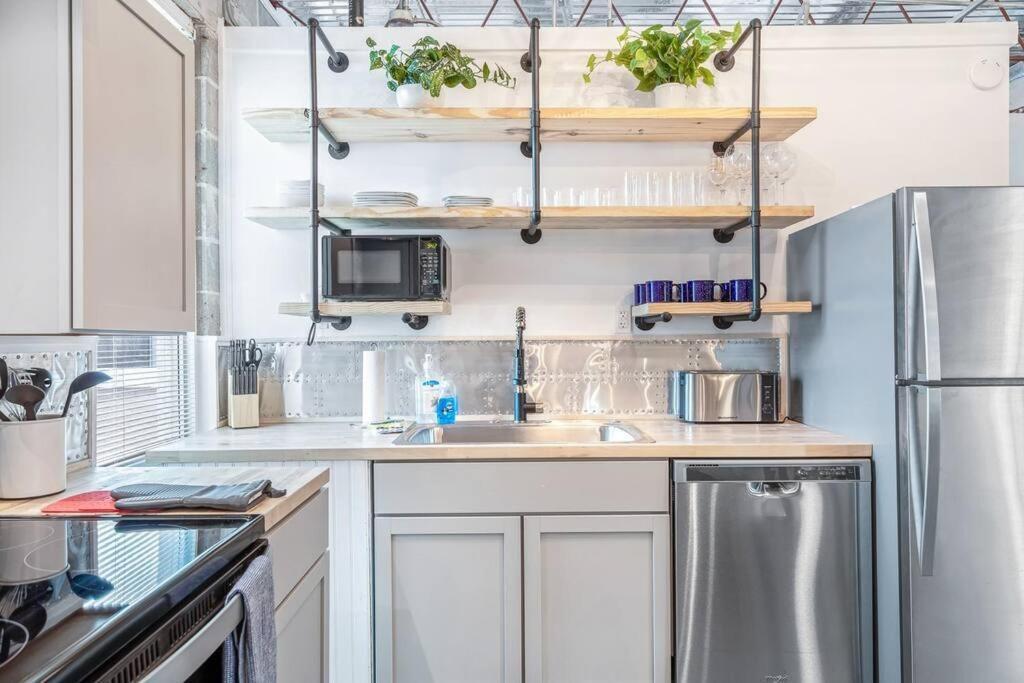 Livin Right Surf Loft: Pickleball, Basketball, Close To The Fun Apartment