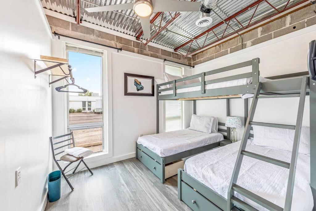 Apartment Livin Right Surf Loft: Pickleball, Basketball, Close To The Fun *