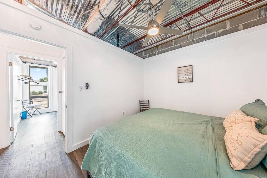 Apartment Livin Right Surf Loft: Pickleball, Basketball, Close To The Fun